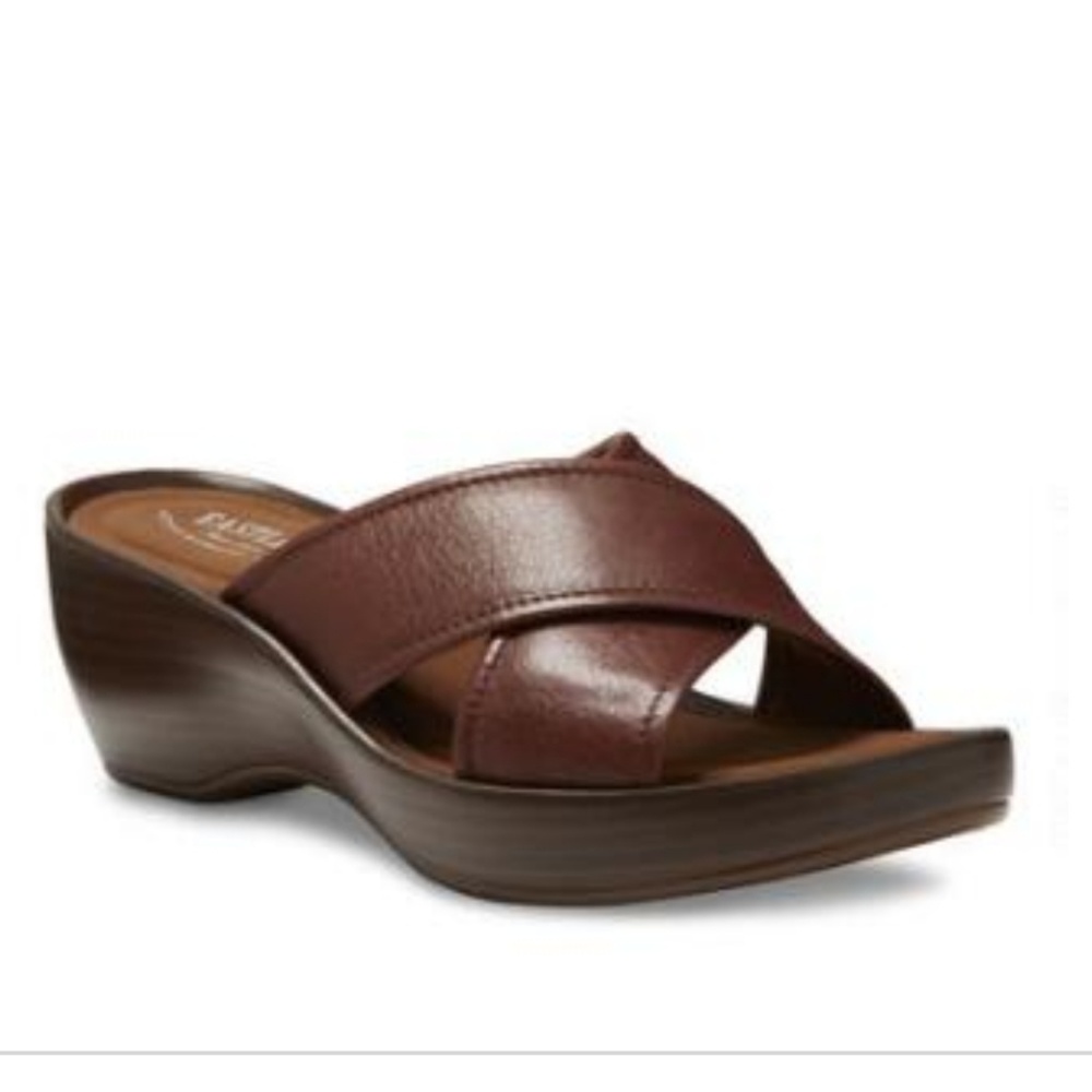 🌺Brand New🌺 Leather Crisscross Slides